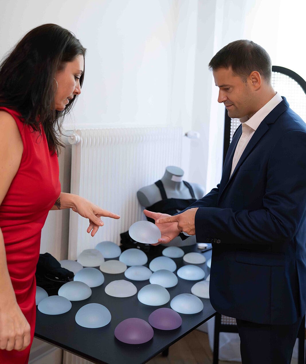 Choix des prothèses mammaires en silicone lors d'une consultation d'augmentation mammaire par prothèses avec le Docteur Antoine de Runz à Metz (Moselle)